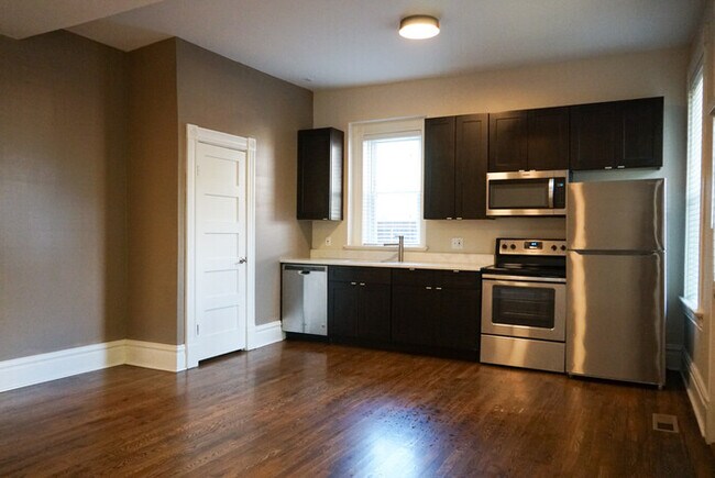 Building Photo - Recently Updated 3Bedroom 2Bath Condo