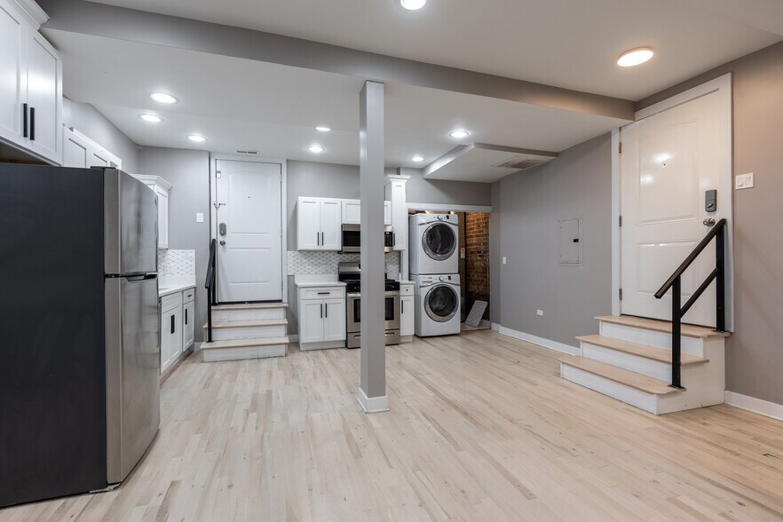 Building Photo - 1430 N Maplewood Ave