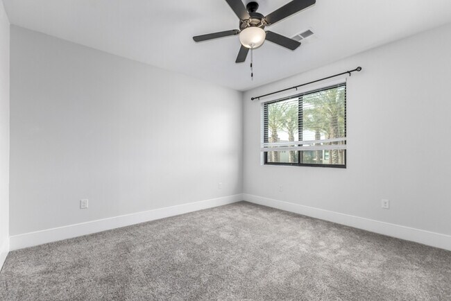 Building Photo - 164 E Lexington Ave