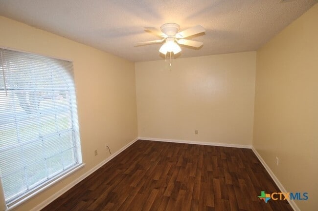 Building Photo - 512 Creek St