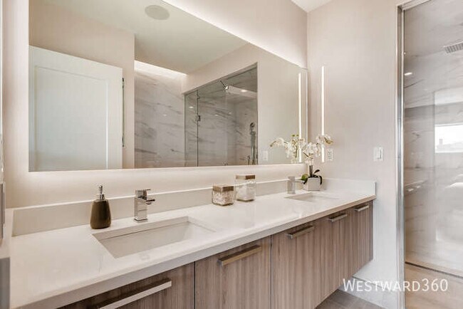 Building Photo - 880 N Milwaukee Ave