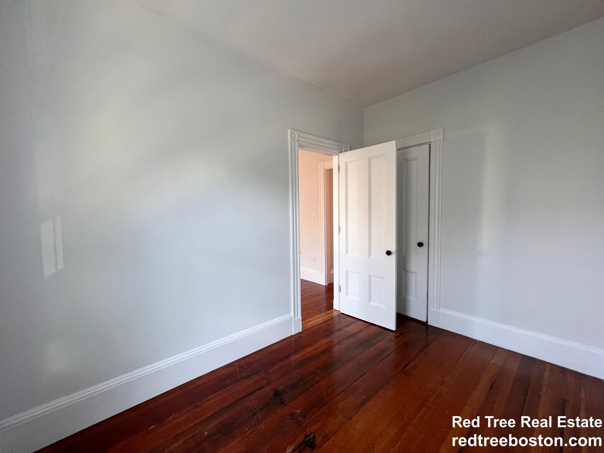 Building Photo - 401 E 7th St