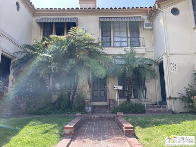 Building Photo - 927 Alandele Ave