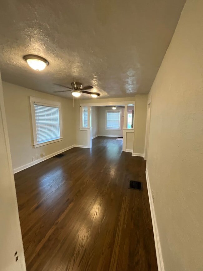 Building Photo - Cozy 2 Bedroom
