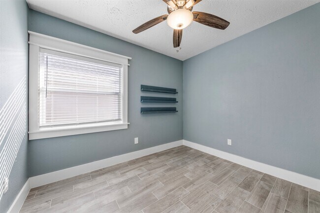 Building Photo - 9327 Golden Sunshine Dr