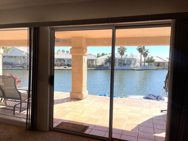 Building Photo - 3 bedroom 2 Bath Lakefront home in the des...