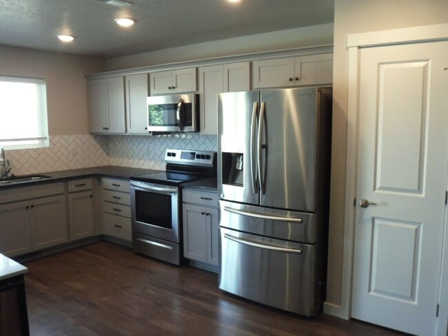 Building Photo - Bright and spacious 3 bed, 2 bath home jus...