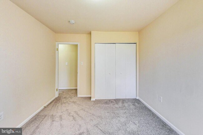 Building Photo - 906 West Side Dr