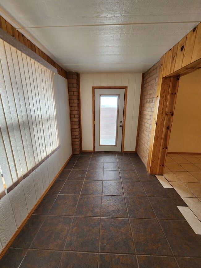 Building Photo - 2100 Hickory Dr
