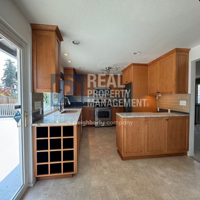 Building Photo - Rare 4 Bedroom Plus 4 Bathroom Home!