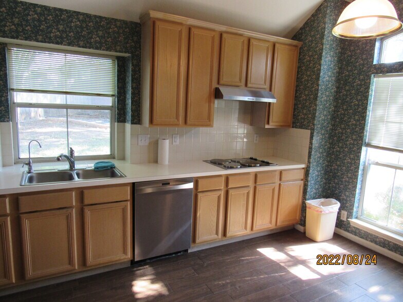 Building Photo - 9415 Pine Arbor