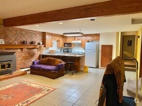 Building Photo - Spacious & Beautiful 1 Bedroom, 1 Bath Bas...