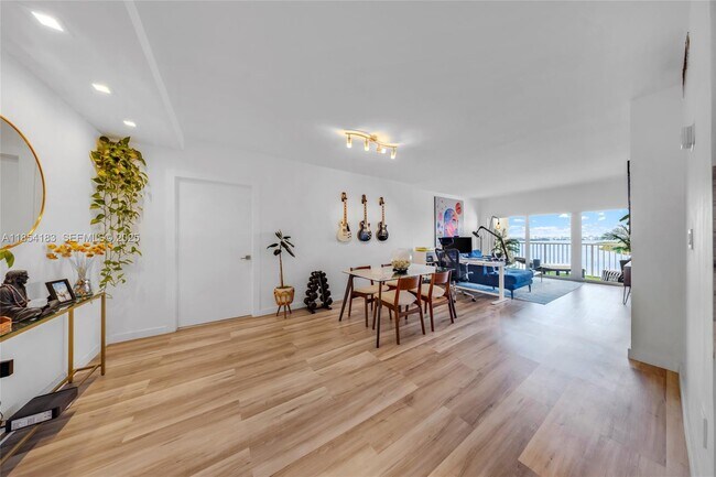 Building Photo - 300 Bayview Dr