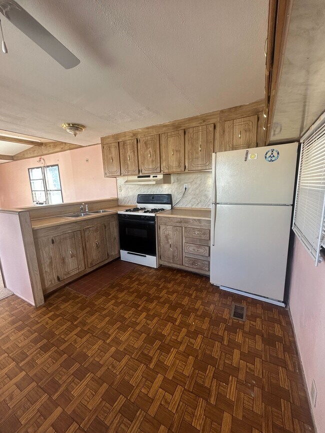 Building Photo - 3601 E Wyoming Ave