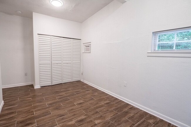 Building Photo - 1118 Louise Dr