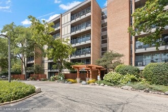 Building Photo - 5950 Oakwood Dr