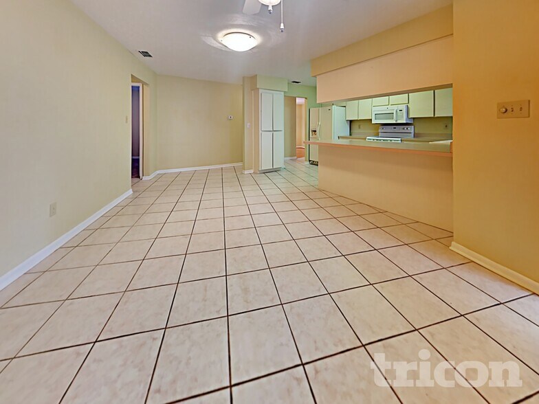 Building Photo - 610 Oakmoss Dr