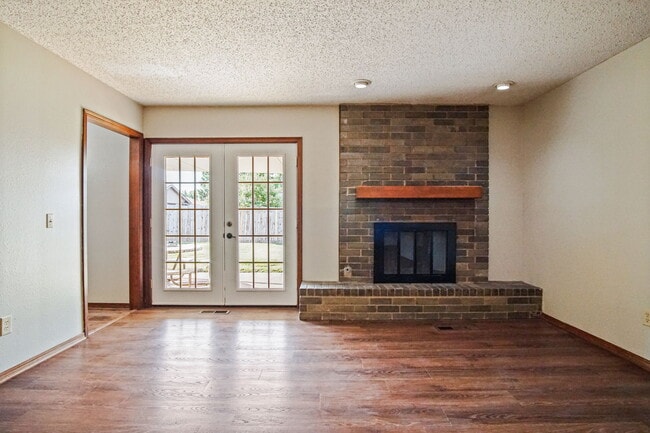 Building Photo - 128 W Platt Dr