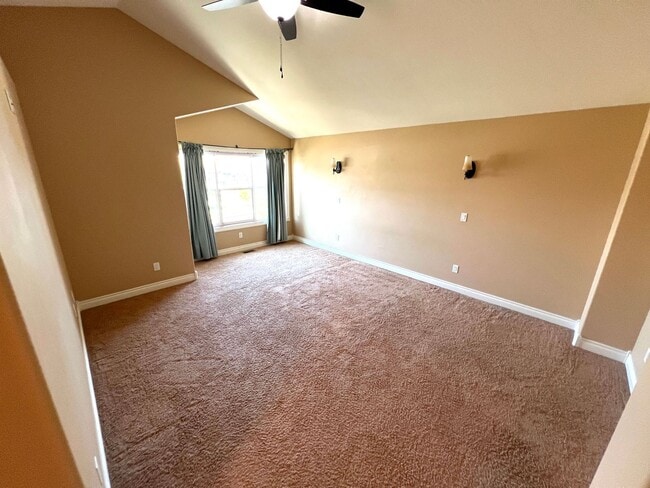 Building Photo - Beautiful 3 Bed 2.5 Bath Town House With A...