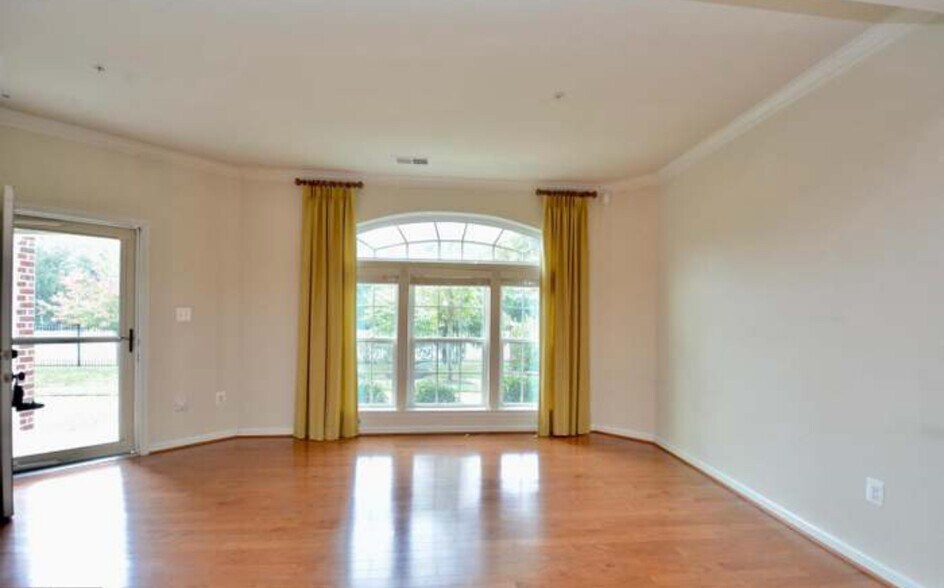 Building Photo - 904 Hall Station Dr