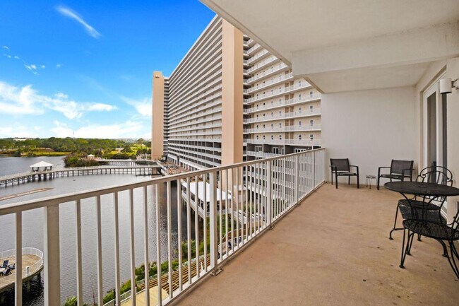 Building Photo - 9860 S Thomas Dr