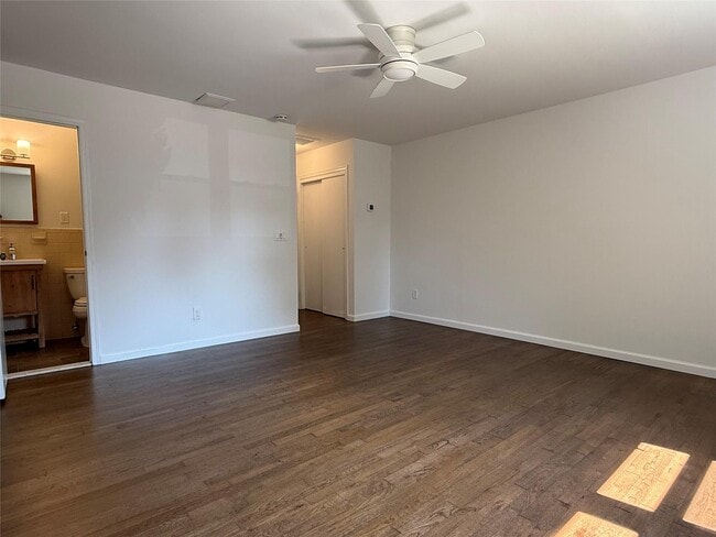 Building Photo - 3220 Delmar Dr