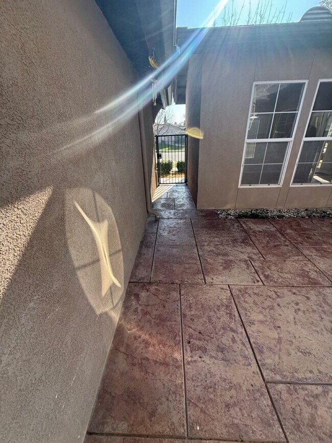 Building Photo - Spacious 4-Bedroom, 2-Bathroom Home in Southwest Bakersfield