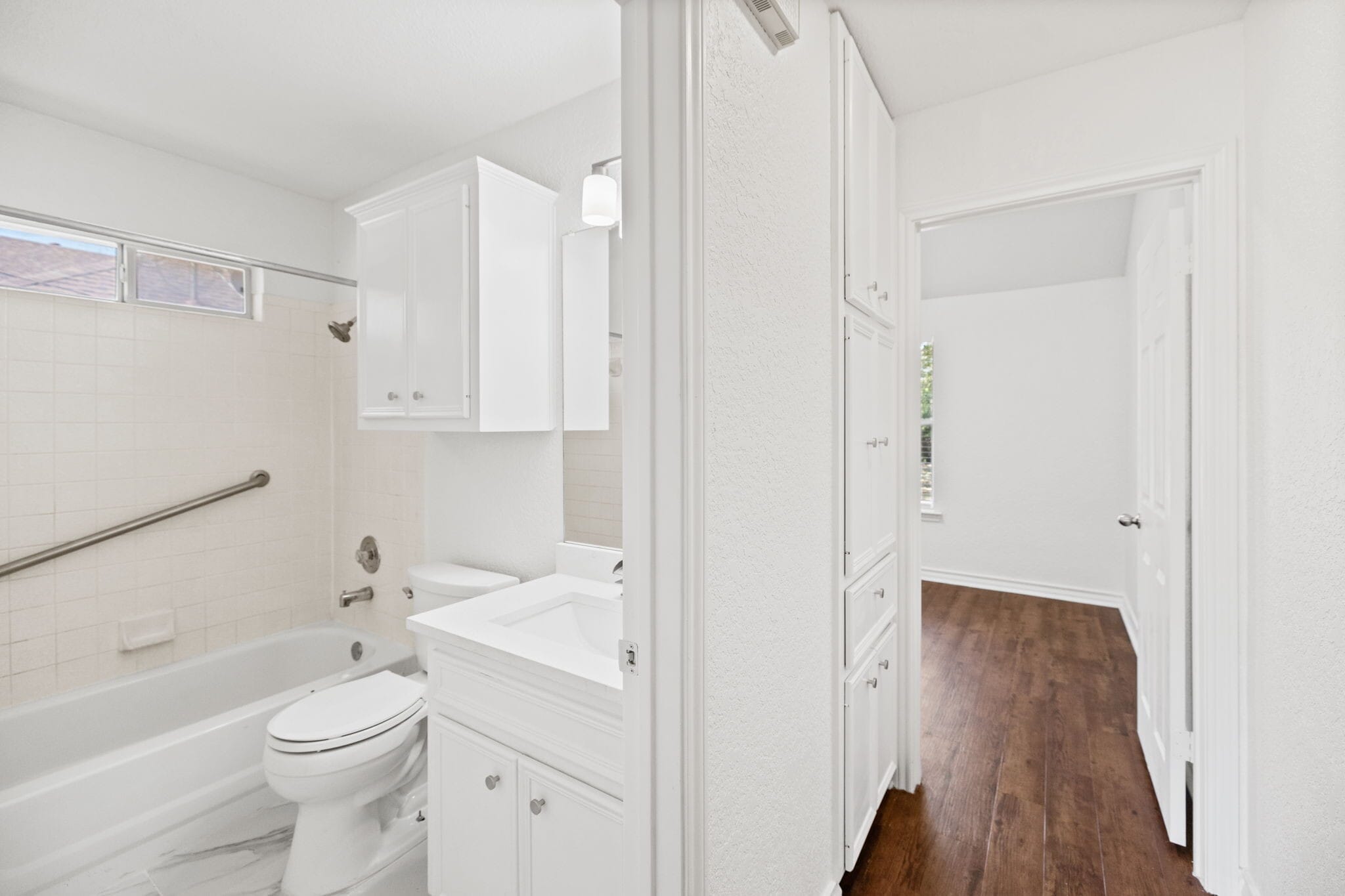 Building Photo - 917 Garden View Dr