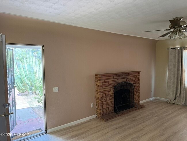 Building Photo - 2856 N Cherry Ave