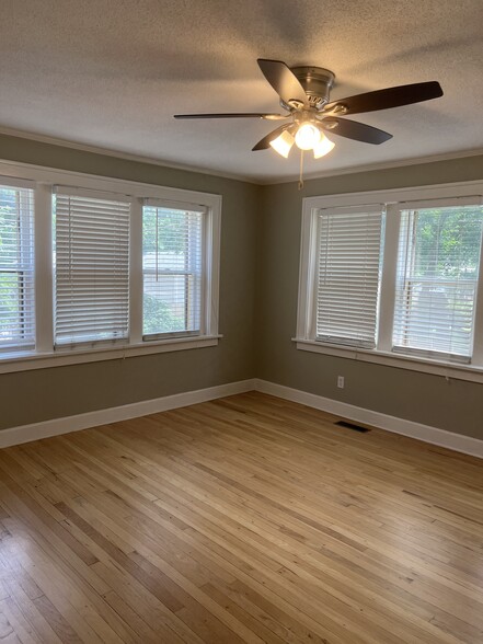 Master Bedroom with ceiling fan - 6035 Oak St