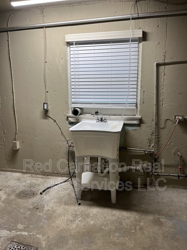 Building Photo - 1434 Antoinette Ave