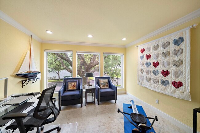 Building Photo - 8944 Chatsworth Dr