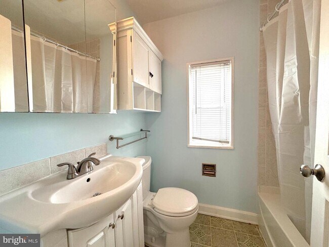 Building Photo - 5612 7th Rd S