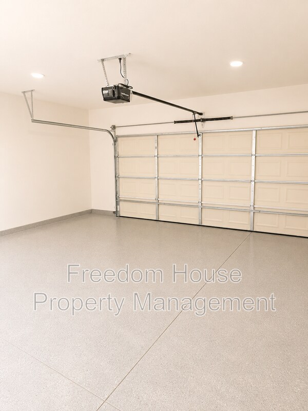 Building Photo - 1701 Sycamore Ave