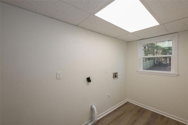 Building Photo - 5081 Hubert Dr