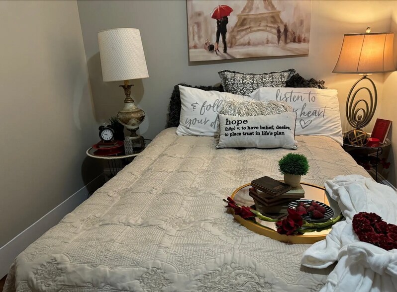 Building Photo - 208 Buckingham St