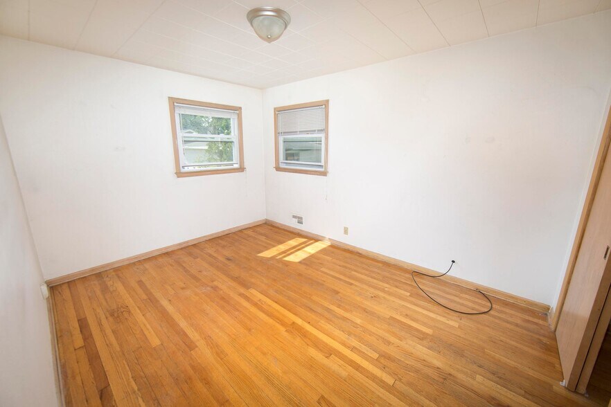 Building Photo - 531 S 74th St