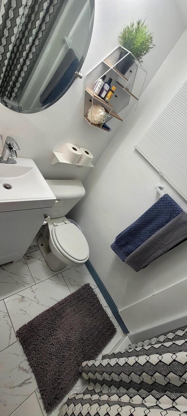 Building Photo - 104 NE 5th St