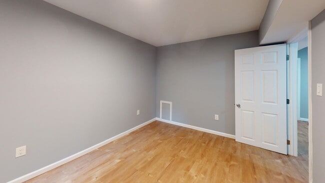 Building Photo - Le Droit Park Renovated Three Bedroom W/Pa...