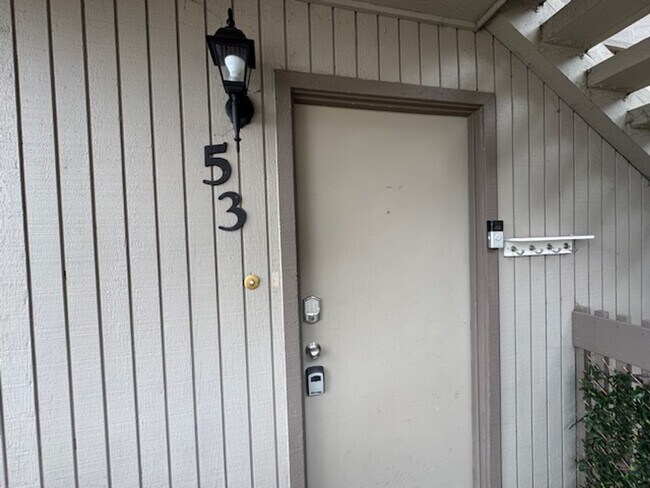 Building Photo - Fully Furnished/Unfurnished Condo for Rent...