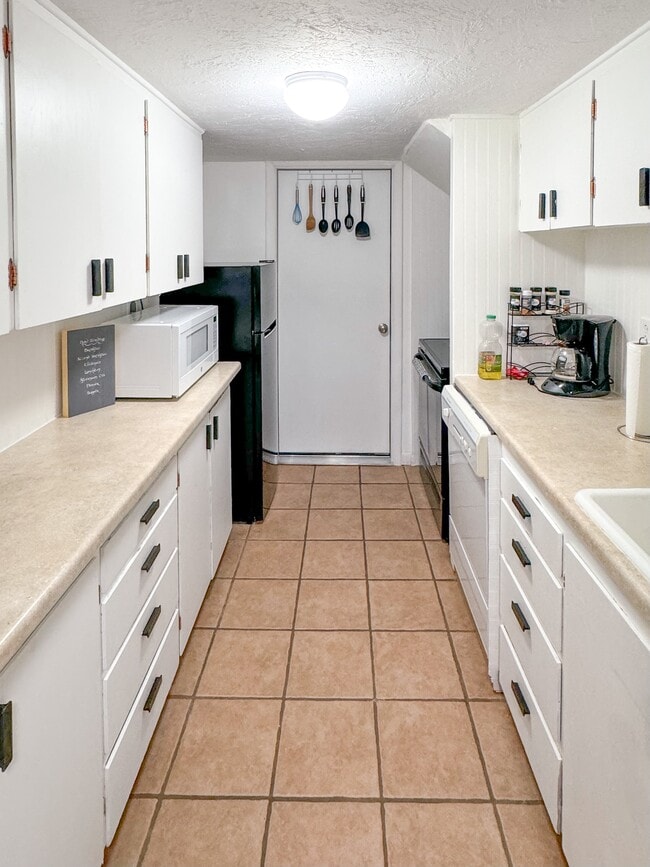 Building Photo - Cozy Basment/Lower Level Apartment