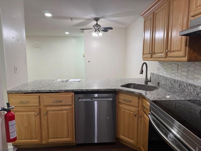 Building Photo - 751 Summer Ave