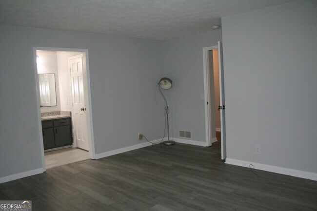 Building Photo - 2075 Pinewood Dr