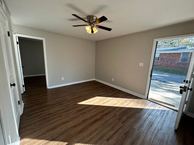 Building Photo - 2150 Saxon St