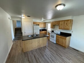 Building Photo - Beautiful 4-Bedroom Home in Desirable Holladay Neighborhood