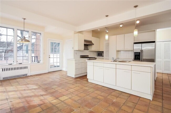 Building Photo - 50 Greenacres Ave