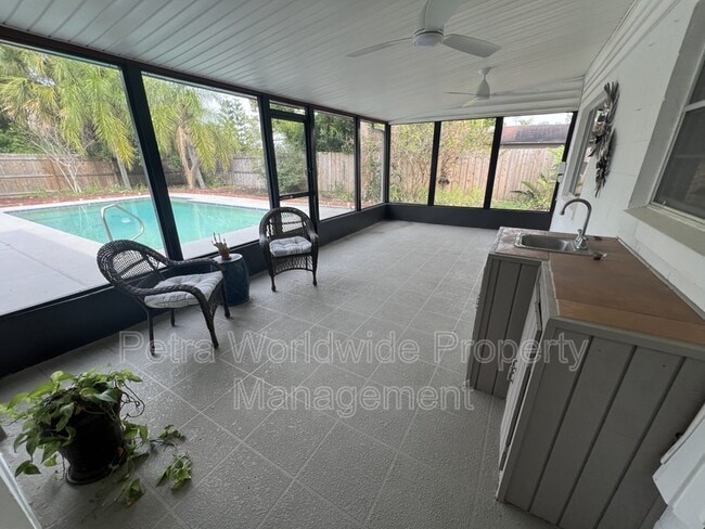 Building Photo - 1710 Aster Dr