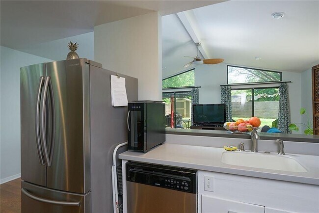 Building Photo - 1502 Corona Dr