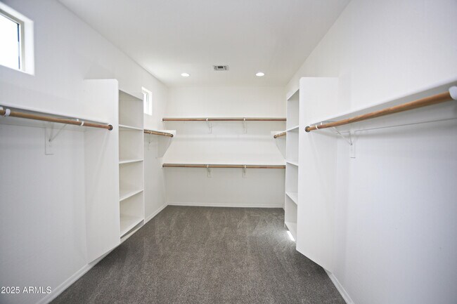 Building Photo - 947 E Ladbroke Way
