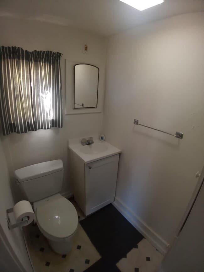 Building Photo - 612 N Arnold St